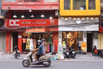 Tiểu thương phố cổ Hà Nội cầm cự cửa hàng, lo phá sản