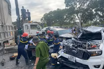 9 ôtô tông liên hoàn, quốc lộ 1 ùn tắc