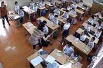 Cô giáo đánh học sinh trong giờ kiểm tra nhiều lần bật khóc xin lỗi
