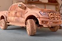 Thợ thủ công người Việt lên hàng loạt báo Tây khi chế tác xe bằng gỗ chi tiết như thật