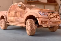 Thợ thủ công người Việt lên hàng loạt báo Tây khi chế tác xe bằng gỗ chi tiết như thật