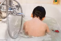 Mẹ mải “buôn” điện thoại, con ngạt trong chậu tắm