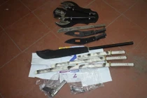 Số vũ khí lực lượng chức năng thu giữ được tại nhà của Hoàng Mạnh Hùng.