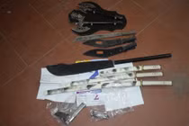 Số vũ khí lực lượng chức năng thu giữ được tại nhà của Hoàng Mạnh Hùng.