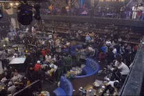 Hàng trăm người bên trong quán Beer Club Redline thời điểm lực lượng chức năng kiểm tra.