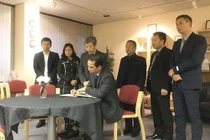 Thứ trưởng Ngoại giao Việt Nam ký sổ tang, tưởng niệm 39 nạn nhân tử vong ở Anh