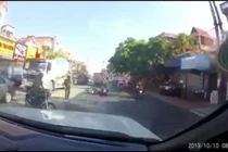 Công an ở Hải Phòng nhao ra đường chặn xe, đôi nam nữ ngã lộn nhào