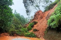 Mưa lớn cực đoan tại Hà Tĩnh, Đăk Lăk sơ tán dân khỏi vùng ngập lụt
