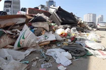 Hà Nội: Người dân bức xúc trước “núi rác” đường Trường Chinh