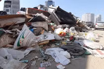 Hà Nội: Người dân bức xúc trước “núi rác” đường Trường Chinh