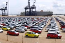 Nhập khẩu ô tô giảm sâu do cách ly toàn xã hội 