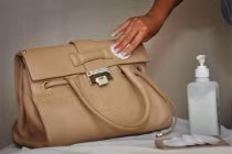 Vệ sinh ví đúng cách