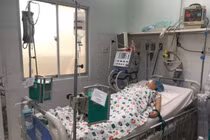 Em bé bị ngộ độc bún riêu chay suy hô hấp