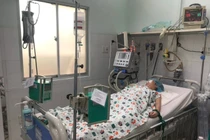 Em bé bị ngộ độc bún riêu chay suy hô hấp