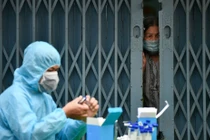 Người chăm sóc F0 được lấy mẫu xét nghiệm như thế nào?