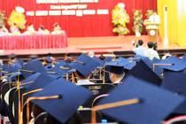 Có nên bỏ ghi xếp loại trên bằng đại học?