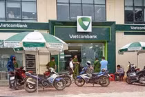Cướp nã nhiều phát súng khi xông vào ngân hàng Vietcombank