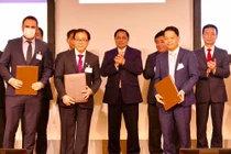 Ông Nguyễn Ngọc Nghị, Thành viên Hội đồng quản trị T&T Pharma cùng đại diện Tập đoàn NG Biotech (Cộng hòa Pháp) và đại diện Đại học Y Hà Nội trao biên bản ghi nhớ hợp tác nghiên cứu phát triển và chuyển giao công nghệ sản xuất 175 loại test nhanh cho Việt