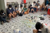 Các con bạc đang say sưa trên chiếu bạc thì bị Công an bắt quả tang.