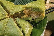 Miếng bánh chưng tương đương bát cơm trắng: Cần lưu ý gì khi ăn?