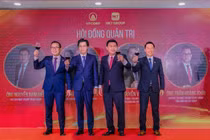 Bốn cổ đông đồng sáng lập ra mắt các vị khách quý.