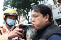 CSGT Hà Nội đo nồng độ cồn giữa dịch corona