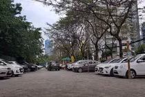 Hà Nội: Bãi giữ xe không phép bị tố “làm loạn khu vực”