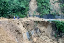 Hàng nghìn tỷ đồng sửa đường sau mưa lũ