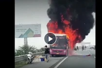 Xe giường nằm bốc cháy trên cao tốc Pháp Vân - Cầu Giẽ