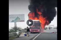 Xe giường nằm bốc cháy trên cao tốc Pháp Vân - Cầu Giẽ