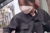 Cô gái cuống quýt lục tìm các túi áo để tìm tiền.