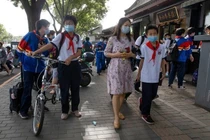 Học sinh tan trường ở Bắc Kinh. Ảnh: AP.