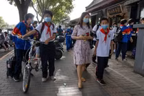 Học sinh tan trường ở Bắc Kinh. Ảnh: AP.