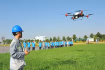 Ứng dụng thiết bị bay không người lái phun thuốc bảo vệ thực vật