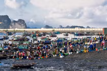 Tiểu thương đi thăm người ốm, cả chợ bị đóng cửa