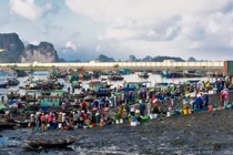 Tiểu thương đi thăm người ốm, cả chợ bị đóng cửa