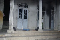 Ngôi nhà bị Nga đột nhập vào phóng hỏa đốt đồ đạc.