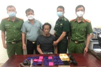 Đối tượng Lỳ Bá Đồng cùng tang vật. Ảnh: Công an tỉnh Nghệ An.