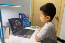 Chăm sóc mắt khi trẻ học online