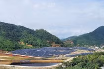 Chất thải rắn sinh hoạt hiện được chôn lấp, phủ bạt tại bãi rác Khánh Sơn (Đà Nẵng). 