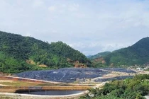 Chất thải rắn sinh hoạt hiện được chôn lấp, phủ bạt tại bãi rác Khánh Sơn (Đà Nẵng). 
