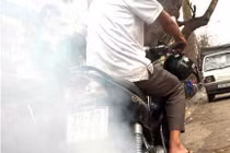 Xe máy thải khói đen, khói trắng