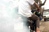 Xe máy thải khói đen, khói trắng
