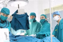 Bác sĩ tài trợ lắp máy tạo nhịp tim để cứu bệnh nhân