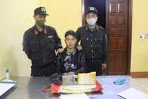 Đối tượng Lò Văn Thoản bị bắt cùng tang vật.