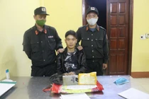 Đối tượng Lò Văn Thoản bị bắt cùng tang vật.