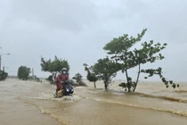 Nước dâng cao ngập các tuyến đường tại huyện Lệ Thủy.