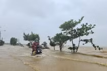 Nước dâng cao ngập các tuyến đường tại huyện Lệ Thủy.