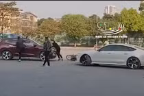 Kinh hãi nhóm thanh niên hỗn chiến, hai ô tô rượt nhau như trong phim