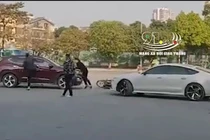 Kinh hãi nhóm thanh niên hỗn chiến, hai ô tô rượt nhau như trong phim